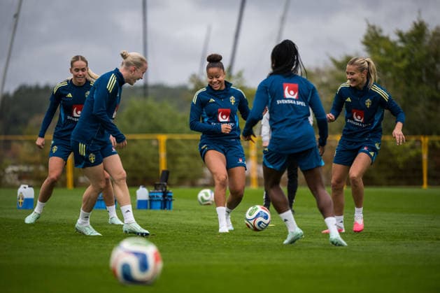261008 Hanna Lundkvist, Felicia Schröder and Amanda NildÃ n of the Swedish women s national football team during a training session on October 8, 2026 in Stockholm. Photo: Johanna Säll BILDBYRAN kod JL JL0637 fotboll football soccer fotball vm-kval kval fifa womens world cup qualifier qualifier träning practice training sverige sweden dam bbengfotboll football soccer fotball vm-kval kval fifa womens world cup qualifier qualifier träning practice training sverige sweden dam bbeng Copyright: JOHANNAxSÄLL BB261008BB226