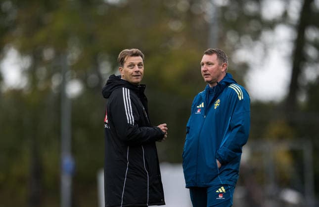 261008 Head coach Tony Gustavsson of the Swedish women s national football team and Kim Källström, head of national teams of the Swedish Football Federation, during a training session on October 8, 2026 in Stockholm. Photo: Johanna Säll BILDBYRAN kod JL JL0637 fotboll football soccer fotball vm-kval kval fifa womens world cup qualifier qualifier träning practice training sverige sweden dam bbengfotboll football soccer fotball vm-kval kval fifa womens world cup qualifier qualifier träning practice training sverige sweden dam bbeng Copyright: JOHANNAxSÄLL BB261008BB239