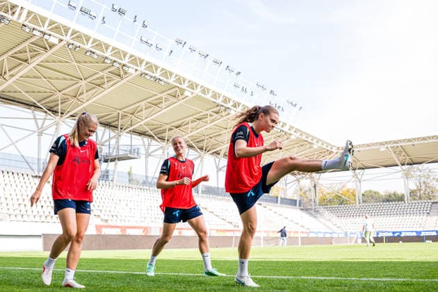 261008 Mathilde Harviken, Julie Blakstad and Signe Gaupset of the Norwegian women™s national football team during a training session on October 8, 2026 in Bucharest. Photo: Marius Simensen BILDBYRAN Cop 238 bbeng dam fifa women s world cup qualifier football fotball fotboll norge norway practice soccer training trening träning Copyright: MARIUSxSIMENSEN BB261008BB250