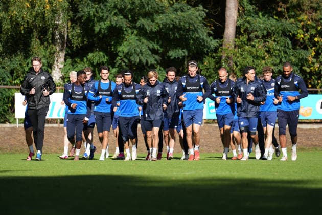 Deutschland: Fussball, Trainingseinheit, 3. Liga, Saison 2026-2027, NVB-Campus B-Platz Hänsch-Arena, SV Meppen, Donnerstag, 08.10.2026, Vormittagstraining: Team des SV Meppen beim Warmlaufen Copyright: xLennxLübbersx