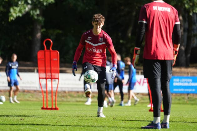 Deutschland: Fussball, Trainingseinheit, 3. Liga, Saison 2026-2027, NVB-Campus B-Platz Hänsch-Arena, SV Meppen, Donnerstag, 08.10.2026, Vormittagstraining: Timo Schmitz (SV Meppen, 30) jongliert den Ball Copyright: xLennxLübbersx