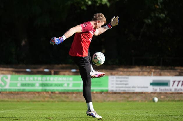 Deutschland: Fussball, Trainingseinheit, 3. Liga, Saison 2026-2027, NVB-Campus B-Platz Hänsch-Arena, SV Meppen, Donnerstag, 08.10.2026, Vormittagstraining: Julius Pünt (SV Meppen, 44) jongliert den Ball Copyright: xLennxLübbersx