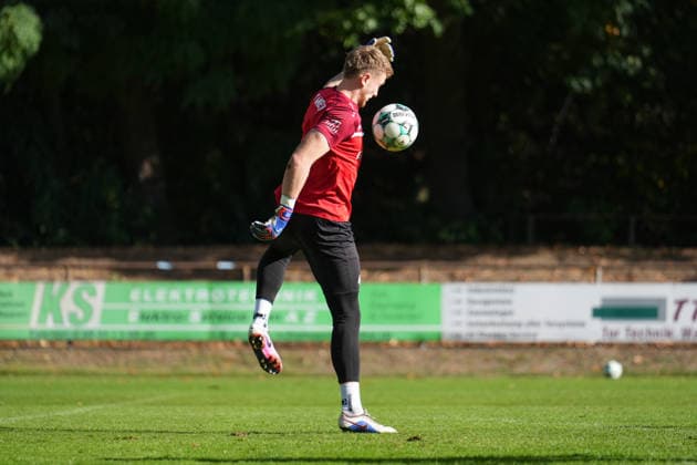 Deutschland: Fussball, Trainingseinheit, 3. Liga, Saison 2026-2027, NVB-Campus B-Platz Hänsch-Arena, SV Meppen, Donnerstag, 08.10.2026, Vormittagstraining: Julius Pünt (SV Meppen, 44) jongliert den Ball Copyright: xLennxLübbersx