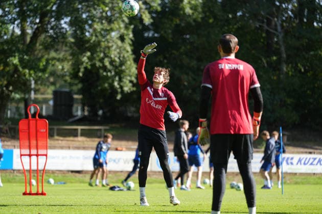 Deutschland: Fussball, Trainingseinheit, 3. Liga, Saison 2026-2027, NVB-Campus B-Platz Hänsch-Arena, SV Meppen, Donnerstag, 08.10.2026, Vormittagstraining: Timo Schmitz (SV Meppen, 30) jongliert den Ball Copyright: xLennxLübbersx