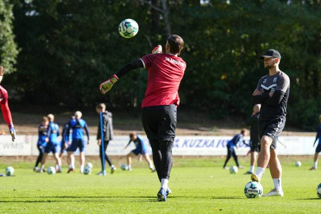 Deutschland: Fussball, Trainingseinheit, 3. Liga, Saison 2026-2027, NVB-Campus B-Platz Hänsch-Arena, SV Meppen, Donnerstag, 08.10.2026, Vormittagstraining: Noah Oberbeck (SV Meppen, 1) fäustet den Ball Copyright: xLennxLübbersx