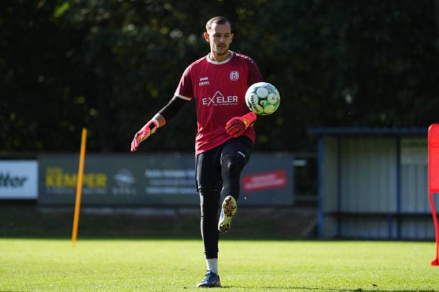 Deutschland: Fussball, Trainingseinheit, 3. Liga, Saison 2026-2027, NVB-Campus B-Platz Hänsch-Arena, SV Meppen, Donnerstag, 08.10.2026, Vormittagstraining: Noah Oberbeck (SV Meppen, 1) jongliert den Ball Copyright: xLennxLübbersx