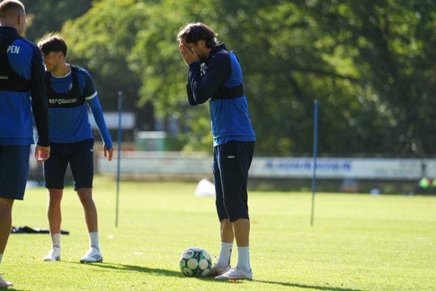 Deutschland: Fussball, Trainingseinheit, 3. Liga, Saison 2026-2027, NVB-Campus B-Platz Hänsch-Arena, SV Meppen, Donnerstag, 08.10.2026, Vormittagstraining: Ersin Zehir (SV Meppen, 6) ist schockiert über Ballverlust beim Rodeo Copyright: xLennxLübbersx