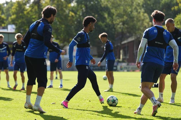 Deutschland: Fussball, Trainingseinheit, 3. Liga, Saison 2026-2027, NVB-Campus B-Platz Hänsch-Arena, SV Meppen, Donnerstag, 08.10.2026, Vormittagstraining: Kasra Ghawilu (SV Meppen, 10) spielt den Ball Copyright: xLennxLübbersx