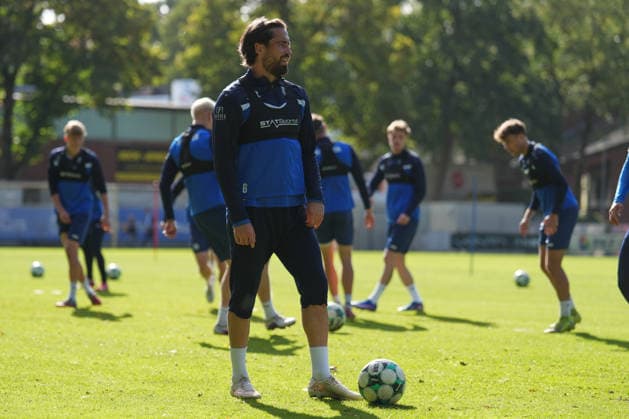 Deutschland: Fussball, Trainingseinheit, 3. Liga, Saison 2026-2027, NVB-Campus B-Platz Hänsch-Arena, SV Meppen, Donnerstag, 08.10.2026, Vormittagstraining: Ersin Zehir (SV Meppen, 6) kann es nicht fassen Copyright: xLennxLübbersx