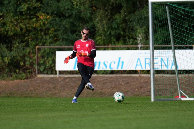 Deutschland: Fussball, Trainingseinheit, 3. Liga, Saison 2026-2027, NVB-Campus B-Platz Hänsch-Arena, SV Meppen, Donnerstag, 08.10.2026, Vormittagstraining: Noah Oberbeck (SV Meppen, 1) beim Torwarttraining mit Sichteinschränkung Copyright: xLennxLübbersx
