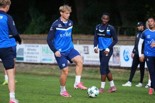 Deutschland: Fussball, Trainingseinheit, 3. Liga, Saison 2026-2027, NVB-Campus B-Platz Hänsch-Arena, SV Meppen, Donnerstag, 08.10.2026, Vormittagstraining: Florian Bähr (SV Meppen, 39) spielt den Ball Copyright: xLennxLübbersx