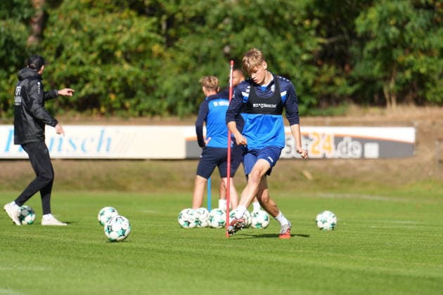 Deutschland: Fussball, Trainingseinheit, 3. Liga, Saison 2026-2027, NVB-Campus B-Platz Hänsch-Arena, SV Meppen, Donnerstag, 08.10.2026, Vormittagstraining: Mika Hermann (SV Meppen, 22) spielt den Ball Copyright: xLennxLübbersx
