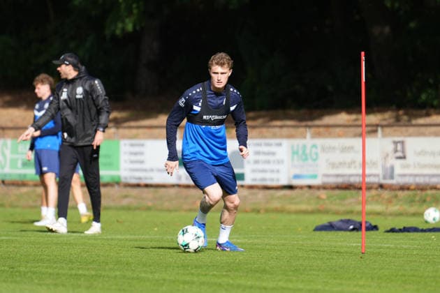 Deutschland: Fussball, Trainingseinheit, 3. Liga, Saison 2026-2027, NVB-Campus B-Platz Hänsch-Arena, SV Meppen, Donnerstag, 08.10.2026, Vormittagstraining: Tony Rölke (Gastspieler, SV Meppen) führt den Ball am Fuß Copyright: xLennxLübbersx