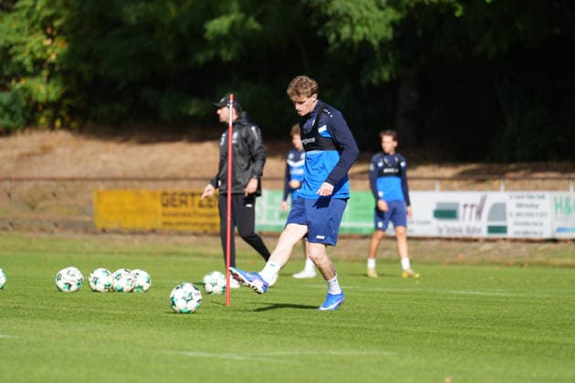 Deutschland: Fussball, Trainingseinheit, 3. Liga, Saison 2026-2027, NVB-Campus B-Platz Hänsch-Arena, SV Meppen, Donnerstag, 08.10.2026, Vormittagstraining: Tony Rölke (Gastspieler, SV Meppen) spielt den Ball Copyright: xLennxLübbersx