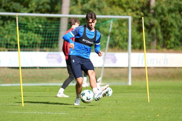 Deutschland: Fussball, Trainingseinheit, 3. Liga, Saison 2026-2027, NVB-Campus B-Platz Hänsch-Arena, SV Meppen, Donnerstag, 08.10.2026, Vormittagstraining: Jonas Fedl (SV Meppen, 5) spielt den Ball Copyright: xLennxLübbersx