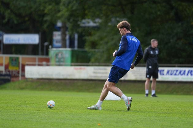 Deutschland: Fussball, Trainingseinheit, 3. Liga, Saison 2026-2027, NVB-Campus B-Platz Hänsch-Arena, SV Meppen, Donnerstag, 08.10.2026, Vormittagstraining: Moritz Heyer (Gastspieler, SV Meppen) spielt den Mini-Ball Copyright: xLennxLübbersx