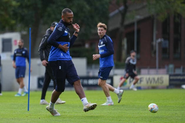 Deutschland: Fussball, Trainingseinheit, 3. Liga, Saison 2026-2027, NVB-Campus B-Platz Hänsch-Arena, SV Meppen, Donnerstag, 08.10.2026, Vormittagstraining: Cyrill Akono (SV Meppen, 9) spielt den Mini-Ball Copyright: xLennxLübbersx