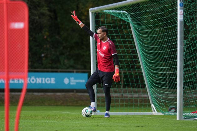 Deutschland: Fussball, Trainingseinheit, 3. Liga, Saison 2026-2027, NVB-Campus B-Platz Hänsch-Arena, SV Meppen, Donnerstag, 08.10.2026, Vormittagstraining: Noah Oberbeck (SV Meppen, 1) hat alles im Blick Copyright: xLennxLübbersx