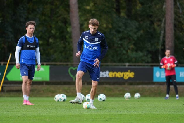 Deutschland: Fussball, Trainingseinheit, 3. Liga, Saison 2026-2027, NVB-Campus B-Platz Hänsch-Arena, SV Meppen, Donnerstag, 08.10.2026, Vormittagstraining: Moritz Heyer (Gastspieler, SV Meppen) spielt den Mini-Ball Copyright: xLennxLübbersx