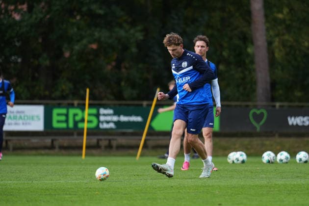 Deutschland: Fussball, Trainingseinheit, 3. Liga, Saison 2026-2027, NVB-Campus B-Platz Hänsch-Arena, SV Meppen, Donnerstag, 08.10.2026, Vormittagstraining: Moritz Heyer (Gastspieler, SV Meppen) spielt den Mini-Ball Copyright: xLennxLübbersx