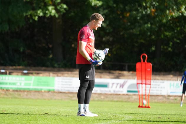 Deutschland: Fussball, Trainingseinheit, 3. Liga, Saison 2026-2027, NVB-Campus B-Platz Hänsch-Arena, SV Meppen, Donnerstag, 08.10.2026, Vormittagstraining: Julius Pünt (SV Meppen, 44) mit einem Ball in der Hand Copyright: xLennxLübbersx