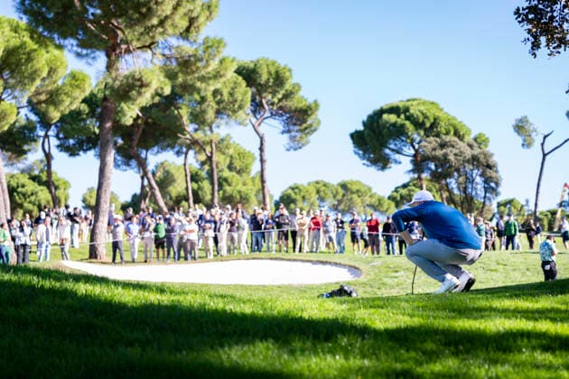 Open de Espa–a presented by Madrid - Day One MADRID, SPAIN - OCTOBER 8: Shane Lowry of Ireland studies the terrain before taking his shot on day one of the Open de Espa–a presented by Madrid at Club de Campo Villa de Madrid on October 8, 2026 in Madrid, Spain. Madrid Club de Campo Villa de Madrid Madrid Spain Copyright: xAlbertoxGardinx AGardin_20261008_Golf_Esp_Mad_0314