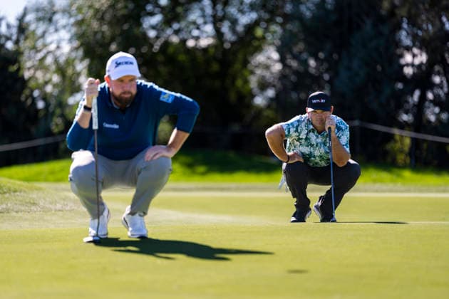Open de Espa–a presented by Madrid - Day One MADRID, SPAIN - OCTOBER 8: Shane Lowry of Ireland (L) and Patrick Reed of United States (R) are seen studing the terrain before taking his shot on day one of the Open de Espa–a presented by Madrid at Club de Campo Villa de Madrid on October 8, 2026 in Madrid, Spain. Madrid Club de Campo Villa de Madrid Madrid Spain Copyright: xAlbertoxGardinx AGardin_20261008_Golf_Esp_Mad_0329