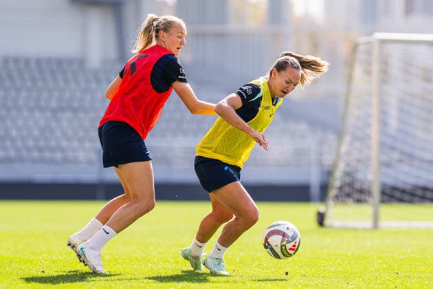261008 Frida Maanum and Marit Bratberg Lund of the Norwegian women™s national football team during a training session on October 8, 2026 in Bucharest. Photo: Marius Simensen BILDBYRAN Cop 238 bbeng dam fifa women s world cup qualifier football fotball fotboll norge norway practice soccer training trening träning Copyright: MARIUSxSIMENSEN BB261008BB272