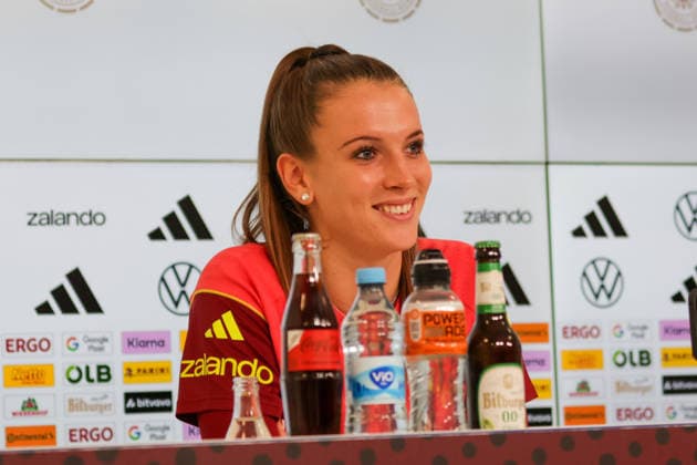 08.10.2026, xgrfx, Fussball DFB Medientermine, Deutsche Frauennationalmannschaft - Pressekonferenz und Abschlusstraining v.l. Ena Mahmutovic (Deutsche Frauennationalmannschaft) Karlsruhe
