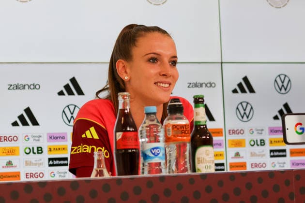 08.10.2026, xgrfx, Fussball DFB Medientermine, Deutsche Frauennationalmannschaft - Pressekonferenz und Abschlusstraining v.l. Ena Mahmutovic (Deutsche Frauennationalmannschaft) Karlsruhe