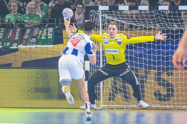 im Bild v.l.: Antonio Martinez (FC Porto, 24), Lasse Ludwig (Fuechse Berlin, 01), Zweikampf, Action, Kampf, kaempft um den Ball, vor dem Tor, GER, Berlin, Handball, Füchse Berlin vs FC Porto, EHF Champions League, 3. Spieltag der Gruppe A , in der Max Schmeling Halle, Am Falkplatz 1, 08.10.2026, Copyright: HMBxMedia UwexKoch