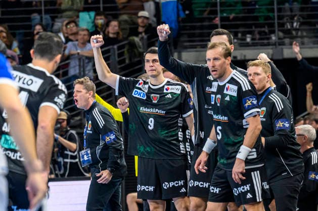 im Bild v.l.: Tor, Treffer, Jubel, Torjubel, Freude, Begeisterung, feiert, auf der Bank der Füchse, GER, Berlin, Handball, Füchse Berlin vs FC Porto, EHF Champions League, 3. Spieltag der Gruppe A , in der Max Schmeling Halle, Am Falkplatz 1, 08.10.2026, Copyright: HMBxMedia UwexKoch