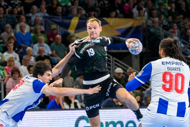 im Bild v.l.: Mathias Gidsel (Fuechse Berlin, 19), Zweikampf, Action, Kampf, kaempft um den Ball, GER, Berlin, Handball, Füchse Berlin vs FC Porto, EHF Champions League, 3. Spieltag der Gruppe A , in der Max Schmeling Halle, Am Falkplatz 1, 08.10.2026, Copyright: HMBxMedia UwexKoch