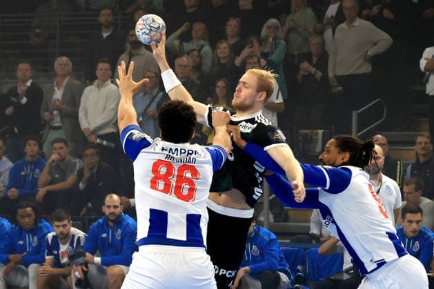 08.10.2026, GER Deutschland, Handball, EHF Champions League, 08.10.2026, Saison 2026 2027, Berlin, Fuechse Berlin vs FC Porto Matthes Langhoff ( Fuechse Berlin 25 ), p96 , Joao Ferraz ( FC Porto 9 ) nordphoto GmbH Engler Berlin Max-Schmeling-Halle Berlin Deutschland Copyright: xNordphotox xEnglerx