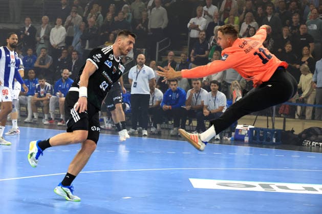 08.10.2026, GER Deutschland, Handball, EHF Champions League, 08.10.2026, Saison 2026 2027, Berlin, Fuechse Berlin vs FC Porto Mijajlo Marsenic ( Fuechse Berlin 93 ), SEBASTIAN ABRAHAMSSON ( FC Porto 12 ) nordphoto GmbH Engler Berlin Max-Schmeling-Halle Berlin Deutschland Copyright: xNordphotox xEnglerx