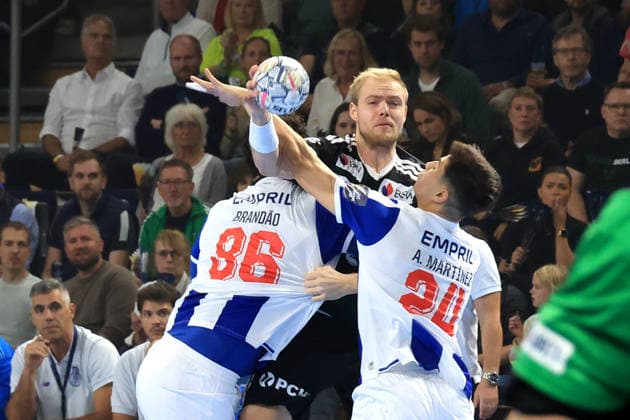 08.10.2026, GER Deutschland, Handball, EHF Champions League, 08.10.2026, Saison 2026 2027, Berlin, Fuechse Berlin vs FC Porto Matthes Langhoff ( Fuechse Berlin 25 ), RICARDO BRANDAO ( FC Porto 86 ), ANTONIO MARTINEZ ( FC Porto 24 ) nordphoto GmbH Engler Berlin Max-Schmeling-Halle Berlin Deutschland Copyright: xNordphotox xEnglerx