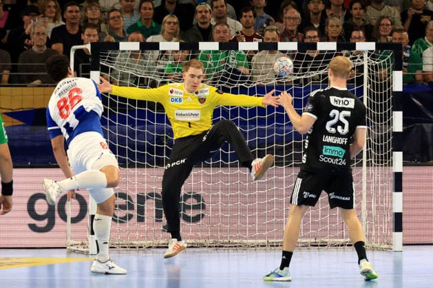 08.10.2026, GER Deutschland, Handball, EHF Champions League, 08.10.2026, Saison 2026 2027, Berlin, Fuechse Berlin vs FC Porto Lasse Ludwig ( Fuechse Berlin 1 ), Matthes Langhoff ( Fuechse Berlin 25 ), RICARDO BRANDAO ( FC Porto 86 ) nordphoto GmbH Engler Berlin Max-Schmeling-Halle Berlin Deutschland Copyright: xNordphotox xEnglerx