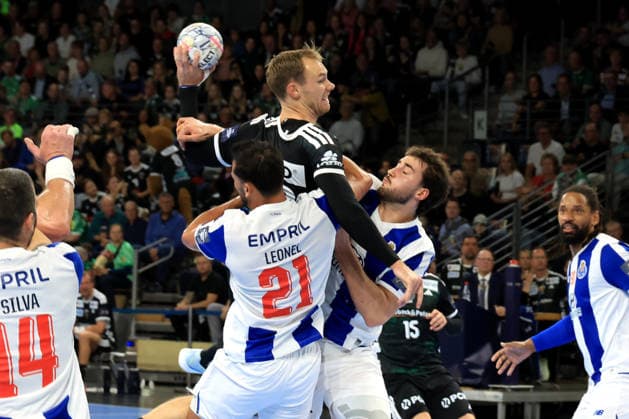 08.10.2026, GER Deutschland, Handball, EHF Champions League, 08.10.2026, Saison 2026 2027, Berlin, Fuechse Berlin vs FC Porto Mathias Gidsel ( Fuechse Berlin 19 ), LEONEL FERNANDES ( FC Porto 21 ) nordphoto GmbH Engler Berlin Max-Schmeling-Halle Berlin Deutschland Copyright: xNordphotox xEnglerx