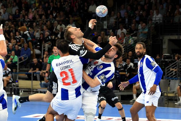 08.10.2026, GER Deutschland, Handball, EHF Champions League, 08.10.2026, Saison 2026 2027, Berlin, Fuechse Berlin vs FC Porto Mathias Gidsel ( Fuechse Berlin 19 ), LEONEL FERNANDES ( FC Porto 21 ), MIGUEL OLIVEIRA ( FC Porto 8 ) nordphoto GmbH Engler Berlin Max-Schmeling-Halle Berlin Deutschland Copyright: xNordphotox xEnglerx