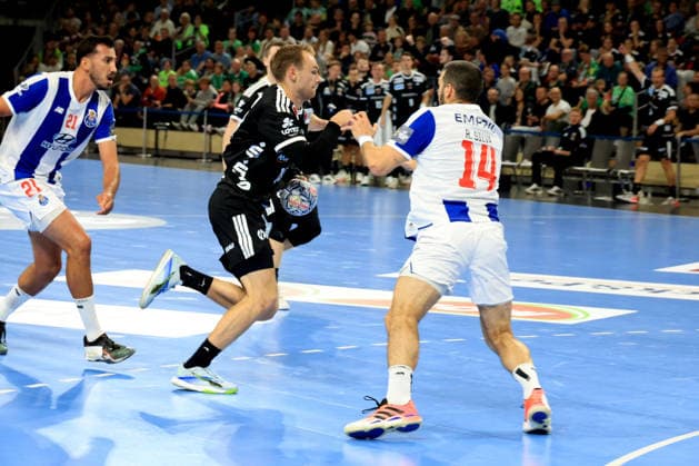 08.10.2026, GER Deutschland, Handball, EHF Champions League, 08.10.2026, Saison 2026 2027, Berlin, Fuechse Berlin vs FC Porto Mathias Gidsel ( Fuechse Berlin 19 ), Rui Silva ( FC Porto 14 ) nordphoto GmbH Engler Berlin Max-Schmeling-Halle Berlin Deutschland Copyright: xNordphotox xEnglerx