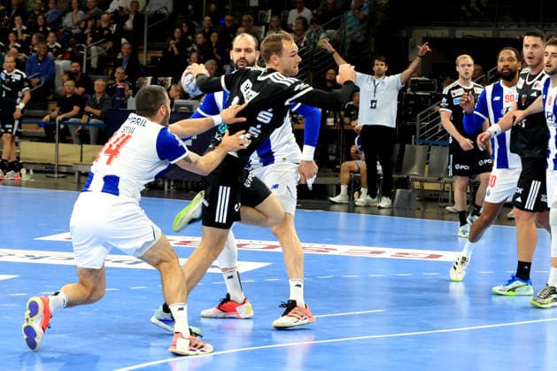 08.10.2026, GER Deutschland, Handball, EHF Champions League, 08.10.2026, Saison 2026 2027, Berlin, Fuechse Berlin vs FC Porto Mathias Gidsel ( Fuechse Berlin 19 ), Rui Silva ( FC Porto 14 ) nordphoto GmbH Engler Berlin Max-Schmeling-Halle Berlin Deutschland Copyright: xNordphotox xEnglerx