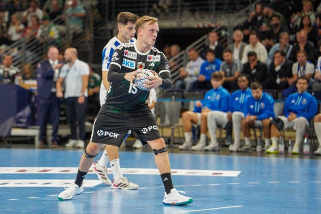 Im Bild: Tobias Grondahl (Fuechse Berlin, 15), Freiwurf 08.10.2026, Fuechse Berlin - FC Porto, EHF Handball Champions League, Saison 2026 27, Max-Schmeling-Halle 08.10.2026, Fuechse Berlin - FC Porto, EHF Handball Champions League, Saison 2026 27, Max-Schmeling-Halle Copyright: HMBxMedia xPascalxSpanehl