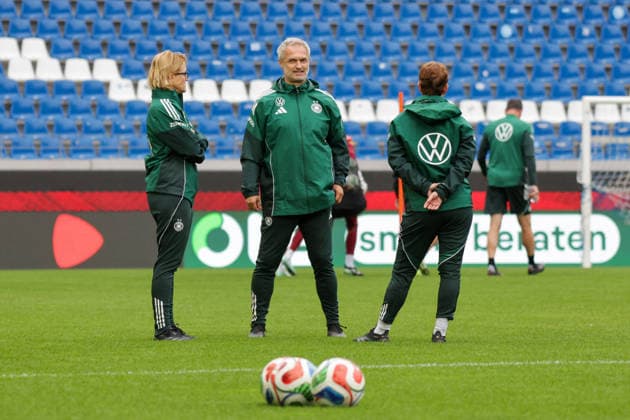 08.10.2026, xgrfx, Fussball DFB Medientermine, Deutsche Frauennationalmannschaft - Pressekonferenz und Abschlusstraining v.l. Saskia Bartusiak, Christian Wück, Maren Meinert (Deutsche Frauennationalmannschaft) Karlsruhe