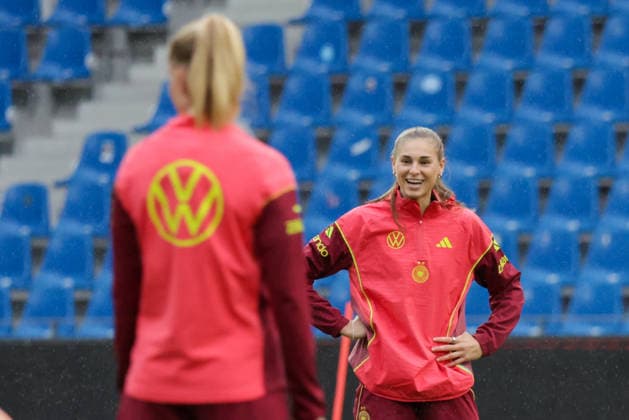 08.10.2026, xgrfx, Fussball DFB Medientermine, Deutsche Frauennationalmannschaft - Pressekonferenz und Abschlusstraining v.l. Jule Brand (Deutsche Frauennationalmannschaft) Karlsruhe