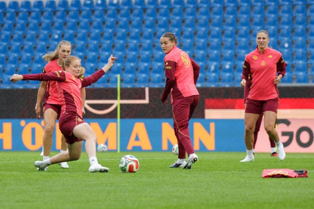08.10.2026, xgrfx, Fussball DFB Medientermine, Deutsche Frauennationalmannschaft - Pressekonferenz und Abschlusstraining v.l. Sjoeke Nüsken, Carlotta Wamser, Melissa Kössler (Deutsche Frauennationalmannschaft) Karlsruhe