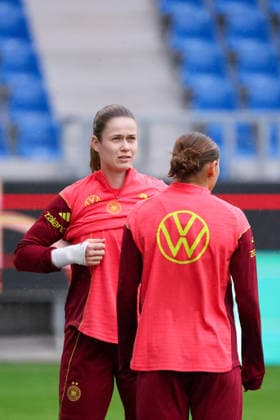 Karlsruhe, Deutschland: 08.10.2026 - Deutsche Fußballnationalmannschaft der Frauen - Abschlusstraining - Testspiel Deutschland vs. Australien Im Bild: v.li. Torhüterin Stina Johannes (Deutschland) Copyright: HMBxMedia MadeleinexFantini