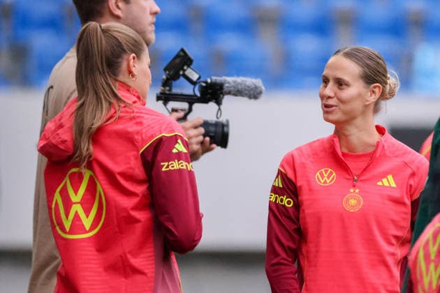 Karlsruhe, Deutschland: 08.10.2026 - Deutsche Fußballnationalmannschaft der Frauen - Abschlusstraining - Testspiel Deutschland vs. Australien Im Bild: v.li. die Zweite Klara Bühl Buehl (Deutschland) Copyright: HMBxMedia MadeleinexFantini