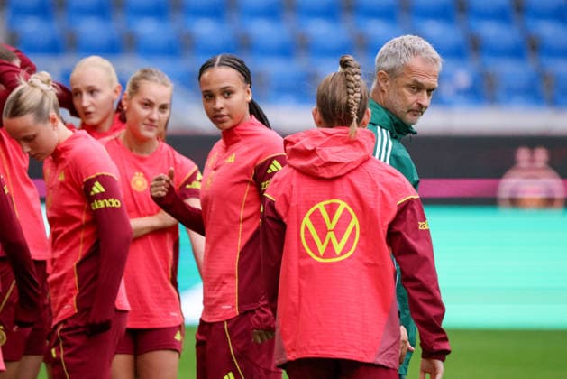 Karlsruhe, Deutschland: 08.10.2026 - Deutsche Fußballnationalmannschaft der Frauen - Abschlusstraining - Testspiel Deutschland vs. Australien Im Bild: Lisa Baum (Deutschland), mittig im Bild, und Bundestrainer Christian Wück Wueck (Deutschland) Copyright: HMBxMedia MadeleinexFantini
