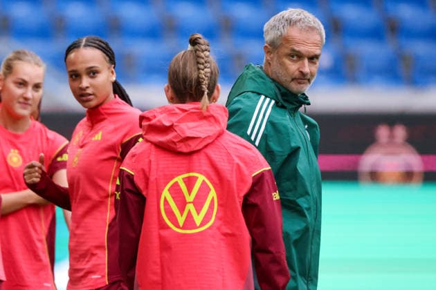 Karlsruhe, Deutschland: 08.10.2026 - Deutsche Fußballnationalmannschaft der Frauen - Abschlusstraining - Testspiel Deutschland vs. Australien Im Bild: v.li. Lisa Baum (Deutschland) und Bundestrainer Christian Wück Wueck (Deutschland) Copyright: HMBxMedia MadeleinexFantini