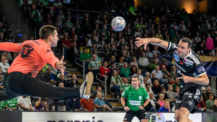 im Bild v.l.: Diogo Rema (FC Porto, 33), Aitor Arino (Fuechse Berlin, 14), Zweikampf, Action, Kampf, kaempft um den Ball, GER, Berlin, Handball, Füchse Berlin vs FC Porto, EHF Champions League, 3. Spieltag der Gruppe A , in der Max Schmeling Halle, Am Falkplatz 1, 08.10.2026, Copyright: HMBxMedia UwexKoch